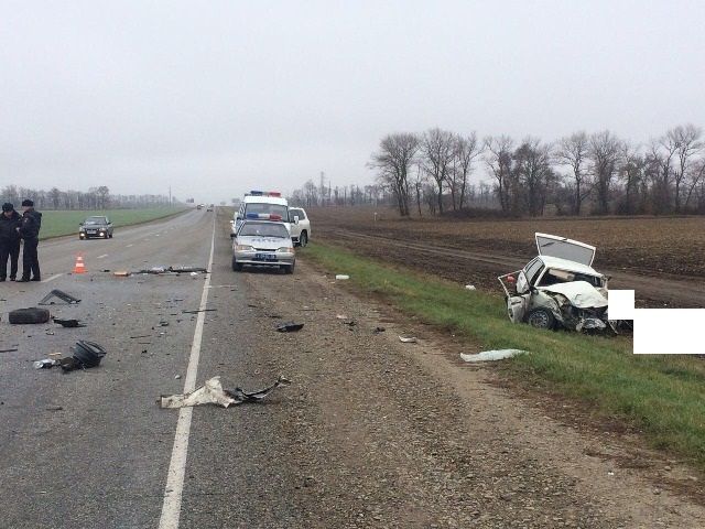 На Ставрополье легковушка врезалась в грузовик, погибли двое На Ставрополье легковушка врезалась в грузовик, погибли двое