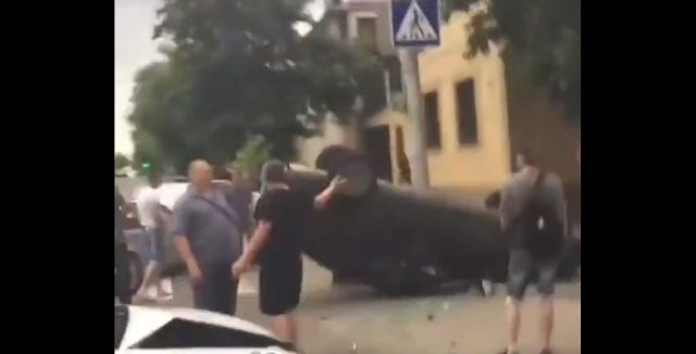 В Ставрополе автомобиль перевернулся на крышу в результате ДТП В Ставрополе автомобиль перевернулся на крышу в результате ДТП