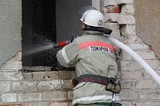 Пожарные вынесли из горящего дома газовый баллон Пожарные вынесли из горящего дома газовый баллон