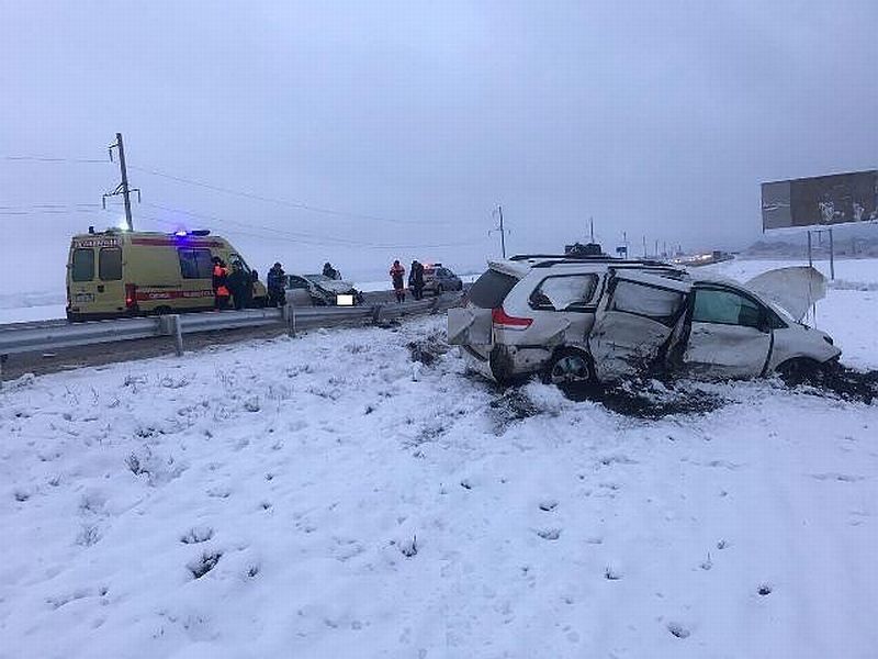 На Ставрополье столкнулись две легковушки, пострадали 4 человека На Ставрополье столкнулись две легковушки, пострадали 4 человека