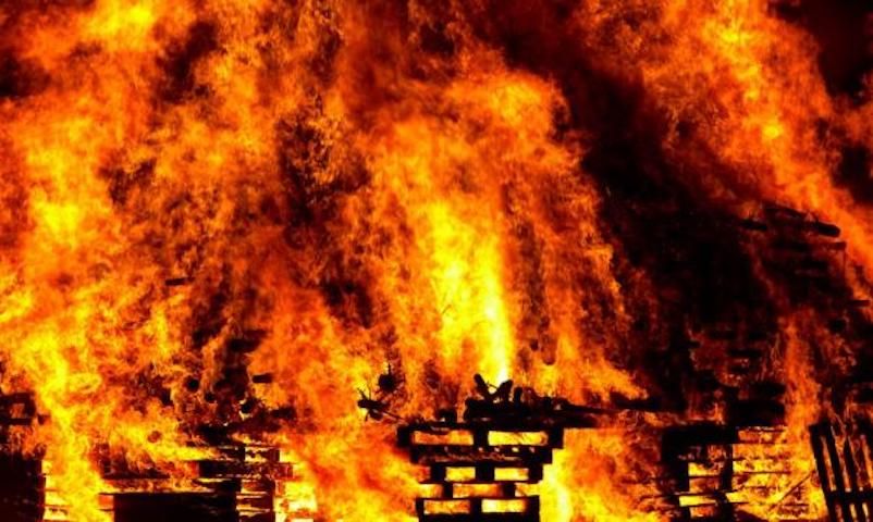 В Ставропольском крае загорелся склад лесоторговой базы В Ставропольском крае загорелся склад лесоторговой базы