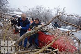 В Ставрополе бетонный столб упал на машину В Ставрополе бетонный столб упал на машину