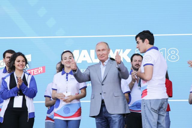 Участники «Машук-2018» подарили Владимиру Путину пластиковый планшет из переработанных отходов Участники «Машук-2018» подарили Владимиру Путину пластиковый планшет из переработанных отходов