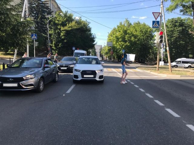 В Ставрополе водитель иномарки сбил ехавшего на самокате ребёнка В Ставрополе водитель иномарки сбил ехавшего на самокате ребёнка