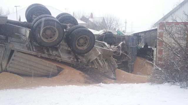 На Ставрополье перевернулся большегруз На Ставрополье перевернулся большегруз