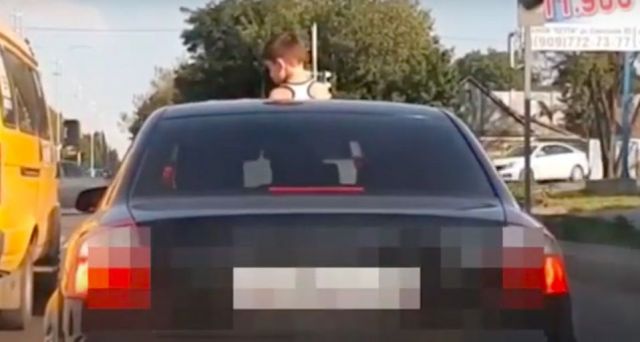 В Пятигорске женщина прокатила трехлетнего сына в люке машины В Пятигорске женщина прокатила трехлетнего сына в люке машины