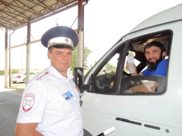 Автоинспекторы Ставрополья оказывают помощь водителям в жару Автоинспекторы Ставрополья оказывают помощь водителям в жару