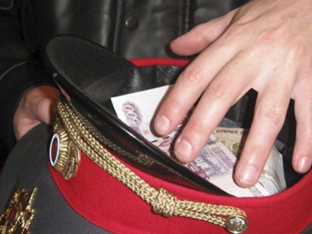 В Пятигорске экс-полицейского обвиняют в получении взятки В Пятигорске экс-полицейского обвиняют в получении взятки