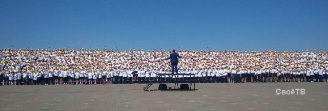 Детский хор тысячи голосов спел и станцевал в центре Ставрополя Детский хор тысячи голосов спел и станцевал в центре Ставрополя