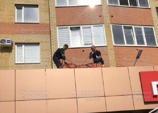 В Юго-Западном районе Ставрополя женщина выпала из окна многоэтажного дома В Юго-Западном районе Ставрополя женщина выпала из окна многоэтажного дома
