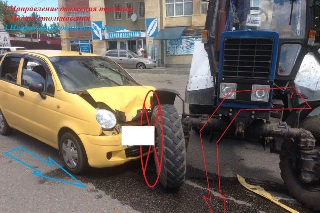 В Ставрополе трактор столкнулся с легковушкой В Ставрополе трактор столкнулся с легковушкой