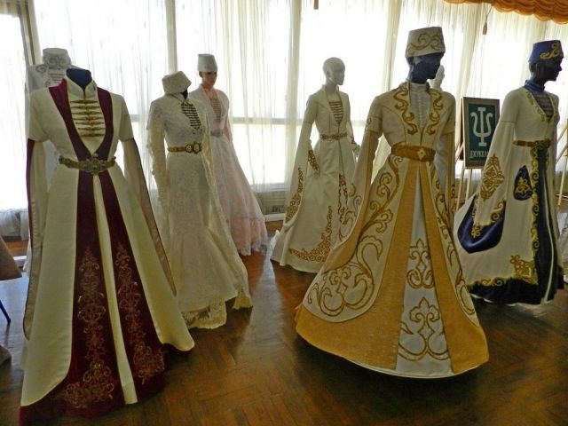 Национальную одежду, кухню, картины с фамильными знаками представили на фестивале карачаево-балкарской культуры в Ставрополе Национальную одежду, кухню, картины с фамильными знаками представили на фестивале карачаево-балкарской культуры в Ставрополе