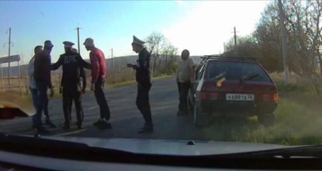 В Ставропольском крае двое братьев избили на дороге участкового В Ставропольском крае двое братьев избили на дороге участкового