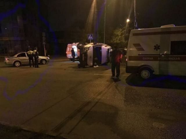 В центре Ставрополя перевернулась скорая, есть пострадавшие В центре Ставрополя перевернулась скорая, есть пострадавшие