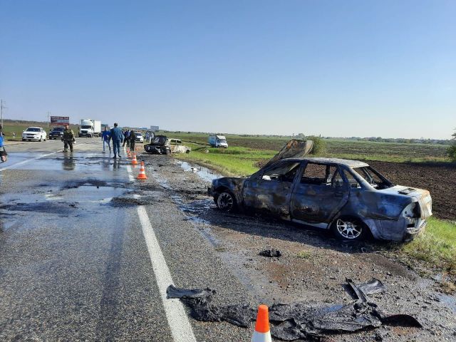 В тройном ДТП на Ставрополье сгорели два автомобиля В тройном ДТП на Ставрополье сгорели два автомобиля