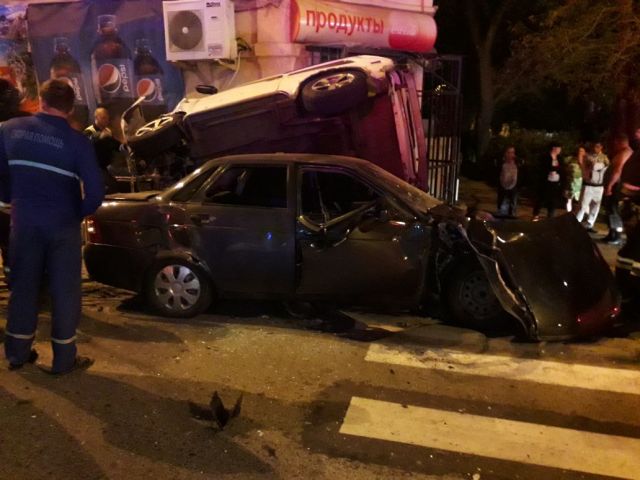 В Ставрополе столкнулись три легковушки, пострадали три человека В Ставрополе столкнулись три легковушки, пострадали три человека