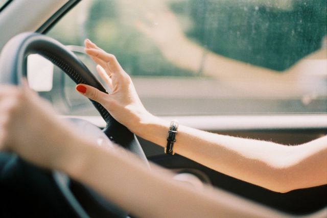 В Ставрополе сотрудница автомойки угнала чужой автомобиль и попала в ДТП В Ставрополе сотрудница автомойки угнала чужой автомобиль и попала в ДТП