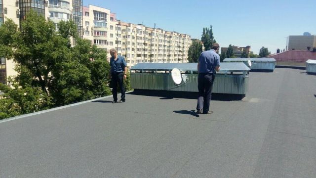 Стройжилнадзор проверил кровлю многоэтажки по обращению жильцов Стройжилнадзор проверил кровлю многоэтажки по обращению жильцов