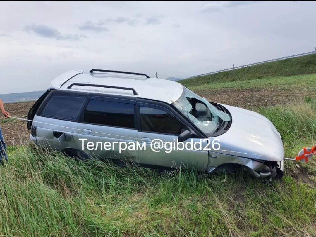 Вблизи Пятигорска водитель на большой скорости столкнулся со встречным автомобилем