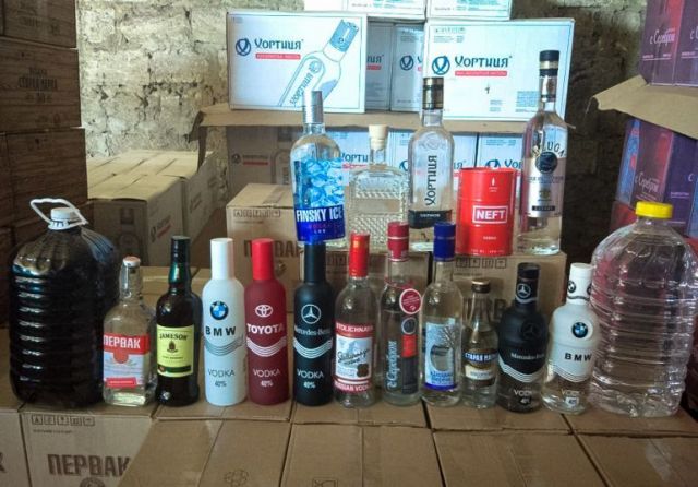В Ставропольском крае выявили подпольный цех по производству суррогатного алкоголя В Ставропольском крае выявили подпольный цех по производству суррогатного алкоголя