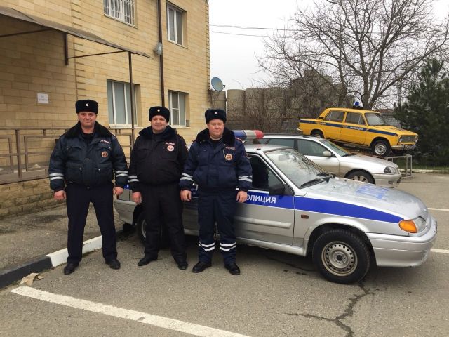 Ставропольские автоинспекторы спасли водителя из горящего автомобиля Ставропольские автоинспекторы спасли водителя из горящего автомобиля