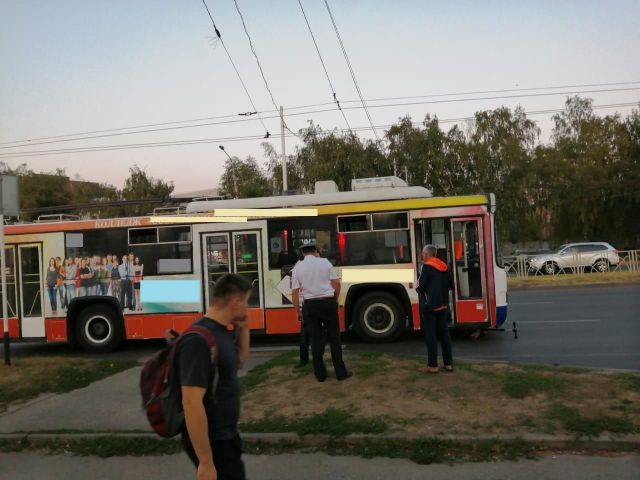 В Ставрополе 7-летняя девочка на самокате попала под колёса троллейбуса В Ставрополе 7-летняя девочка на самокате попала под колёса троллейбуса