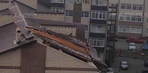 Сильный ветер в Ставрополе повалил деревья и снёс кровлю с многоэтажки Сильный ветер в Ставрополе повалил деревья и снёс кровлю с многоэтажки