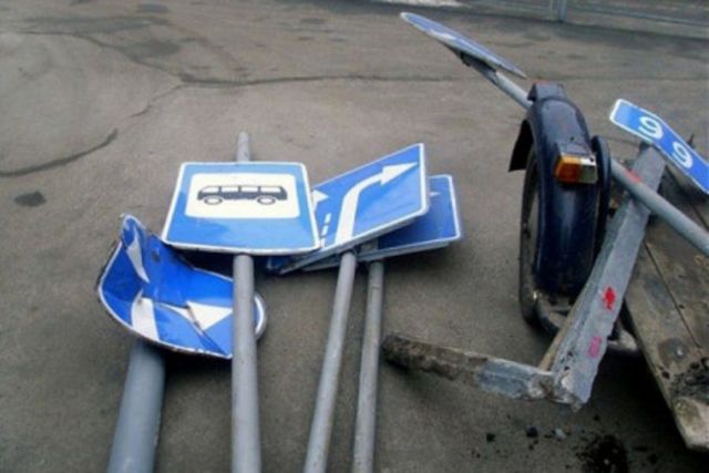 Житель Ставрополья украл 8 дорожных знаков, чтобы сдать их в пункт приёма металлолома Житель Ставрополья украл 8 дорожных знаков, чтобы сдать их в пункт приёма металлолома
