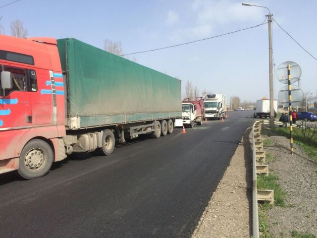 Три грузовика столкнулись в Минераловодском городском округе Три грузовика столкнулись в Минераловодском городском округе