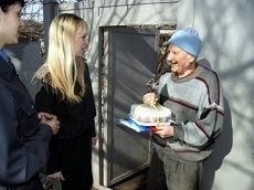 86-летний ветеран помог полицейским задержать мошенника 86-летний ветеран помог полицейским задержать мошенника
