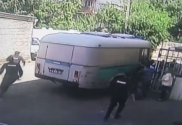 В интернете появилось видео побега преступника из здания суда в Ставрополе В интернете появилось видео побега преступника из здания суда в Ставрополе
