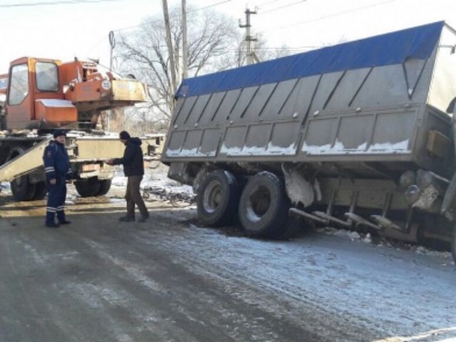 Ставропольские автоинспекторы оказывают помощь на заснеженной дороге Ставропольские автоинспекторы оказывают помощь на заснеженной дороге