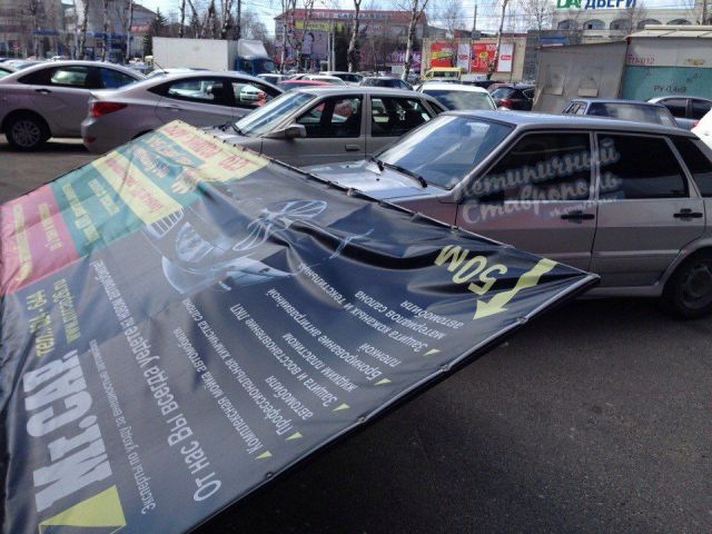 В Ставрополе сильный ветер срывает металлоконструкции и валит деревья В Ставрополе сильный ветер срывает металлоконструкции и валит деревья