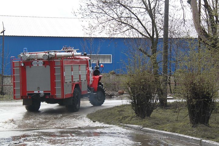 Ставропольские пожарные потушили овощной склад Ставропольские пожарные потушили овощной склад