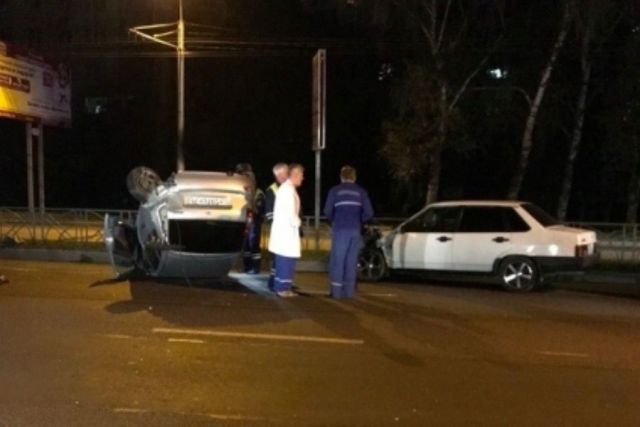 Ночью в Ставрополе легковушка из-за удара в колесо перевернулась на крышу Ночью в Ставрополе легковушка из-за удара в колесо перевернулась на крышу