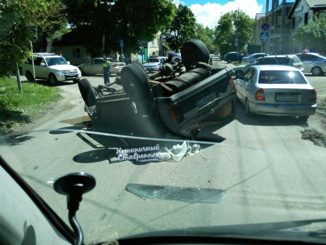 ДТП с опрокидыванием автомобиля произошло в Ставрополе ДТП с опрокидыванием автомобиля произошло в Ставрополе