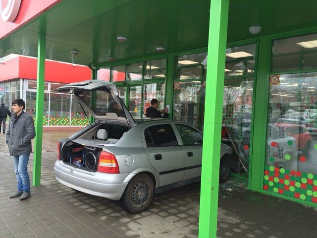 Автомобиль, который врезался в витрину супермаркета в Ставрополе, оказался без водителя Автомобиль, который врезался в витрину супермаркета в Ставрополе, оказался без водителя