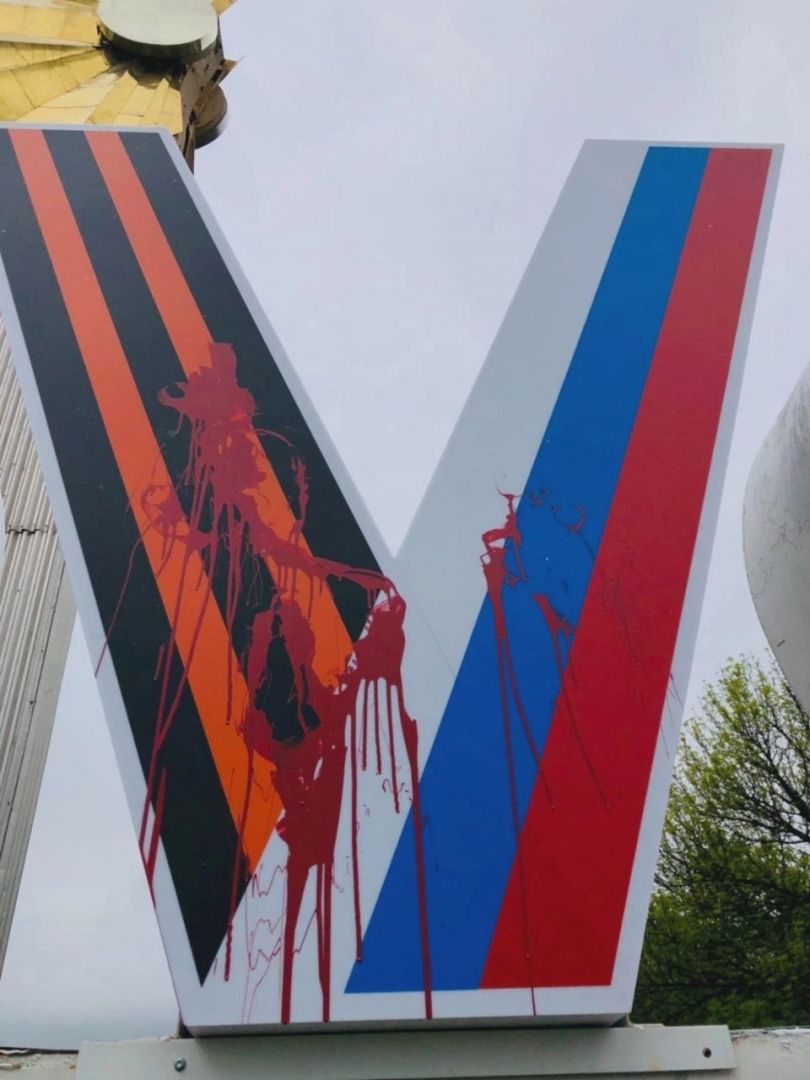 На въездной стеле в Кисловодск букву V облили красной краской