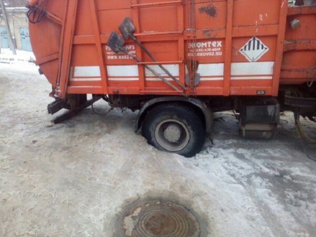 В Ставрополе под грузовиком провалился асфальт В Ставрополе под грузовиком провалился асфальт