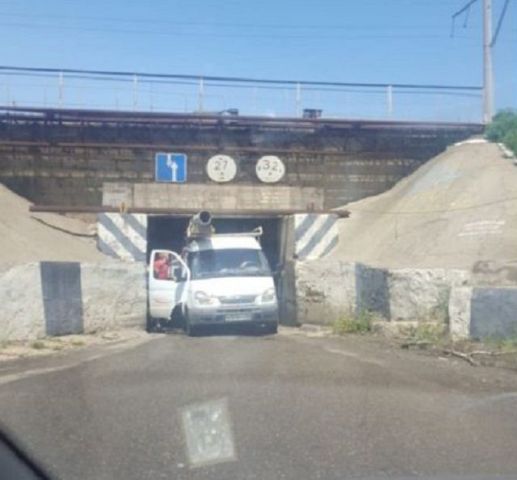 В Невинномысске в тоннеле застряла грузовая машина В Невинномысске в тоннеле застряла грузовая машина