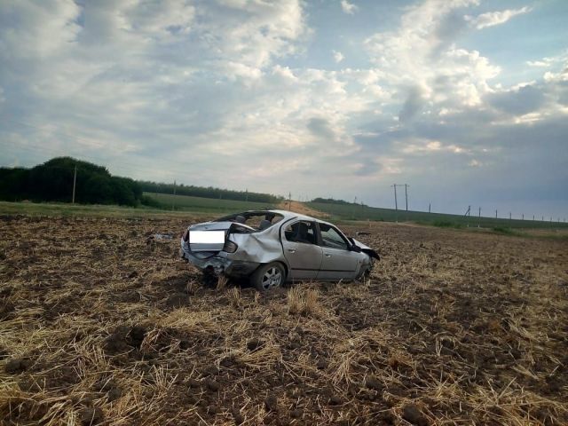 На Ставрополье перевернулся автомобиль, погибли два человека На Ставрополье перевернулся автомобиль, погибли два человека