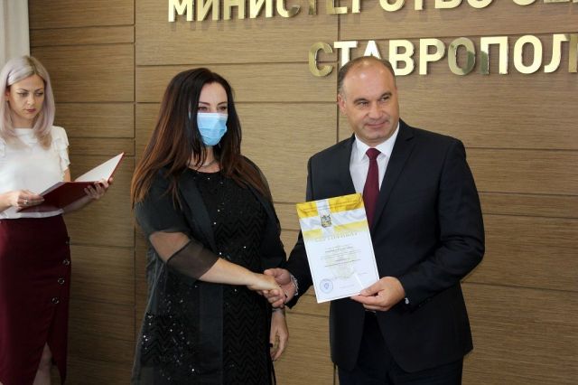 Ставропольские фермеры получили сертификаты на гранты от краевого Минсельхоза Ставропольские фермеры получили сертификаты на гранты от краевого Минсельхоза