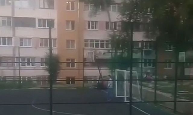В Кисловодске на ребёнка упали железные футбольные ворота В Кисловодске на ребёнка упали железные футбольные ворота