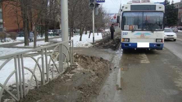 В Ставрополе пожилая женщина получила травмы при падении в троллейбусе В Ставрополе пожилая женщина получила травмы при падении в троллейбусе
