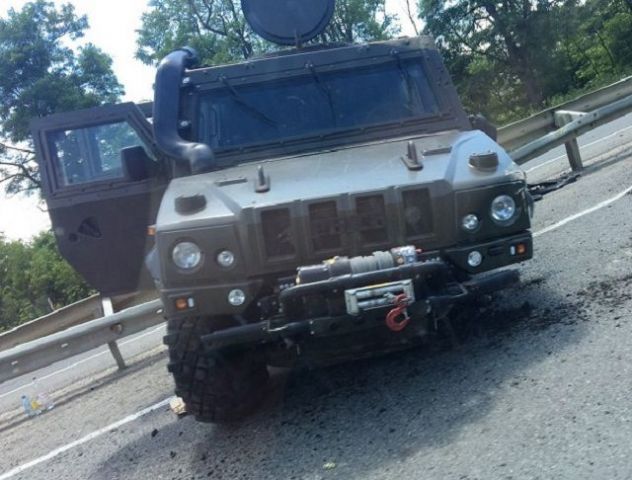 Под Ставрополем военная бронемашина протаранила отбойник Под Ставрополем военная бронемашина протаранила отбойник