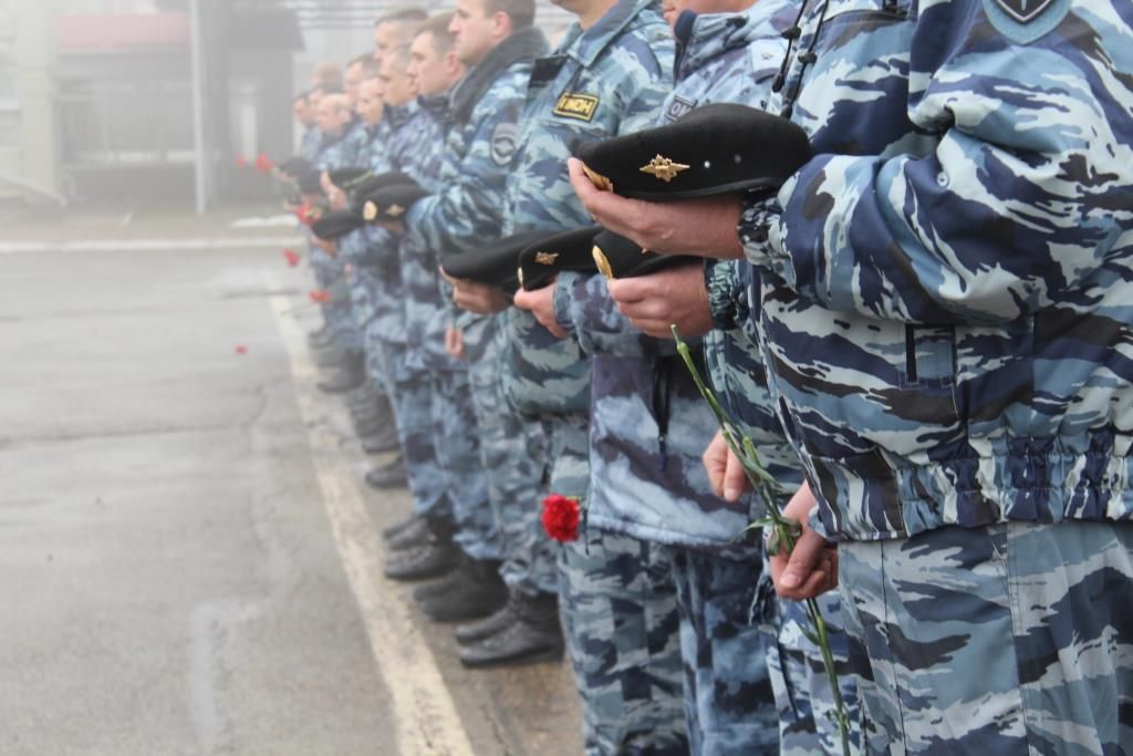 В Ставрополе сотрудники Росгвардии воздали почести погибшим коллегам В Ставрополе сотрудники Росгвардии воздали почести погибшим коллегам
