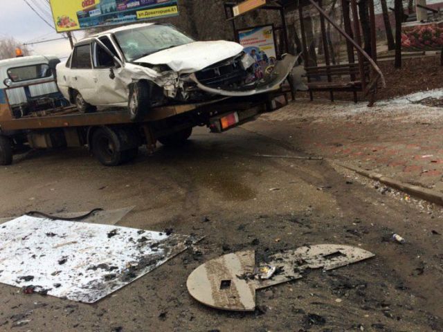 В Ставрополе водитель Daewoo Nexia протаранил остановку В Ставрополе водитель Daewoo Nexia протаранил остановку