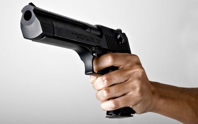 В Кисловодске полицейский случайно выстрелил в своего коллегу В Кисловодске полицейский случайно выстрелил в своего коллегу