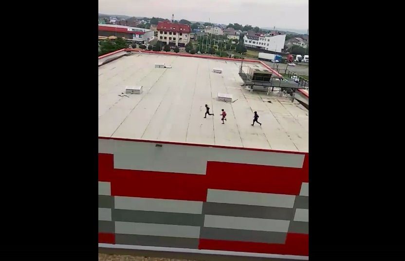 В сети появилось видео из Ставрополя с бегающими по крыше торгового центра детьми В сети появилось видео из Ставрополя с бегающими по крыше торгового центра детьми