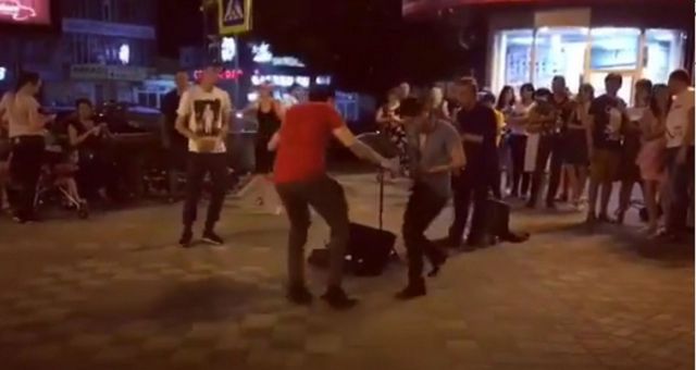 Летние танцы горожан собрали огромную толпу на улице Пятигорска Летние танцы горожан собрали огромную толпу на улице Пятигорска
